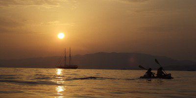 Coucher de soleil sur la baie de cannes. Location de Kayak Cannes